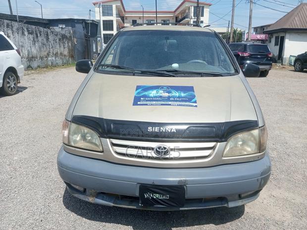 Toyota Sienna 2001 Gold