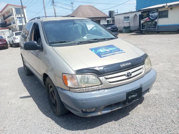 Toyota Sienna 2001 Gold