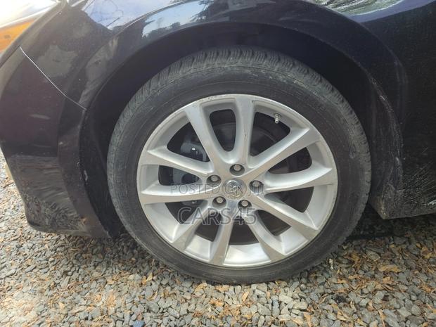 Toyota Avalon XLE Touring Sedan FWD (3.5L 6cyl 6A) 2013 Black