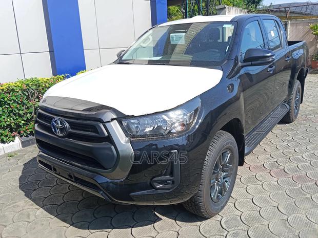 Toyota Hilux 2025 Black