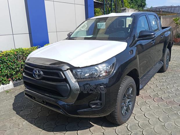 Toyota Hilux 2025 Black