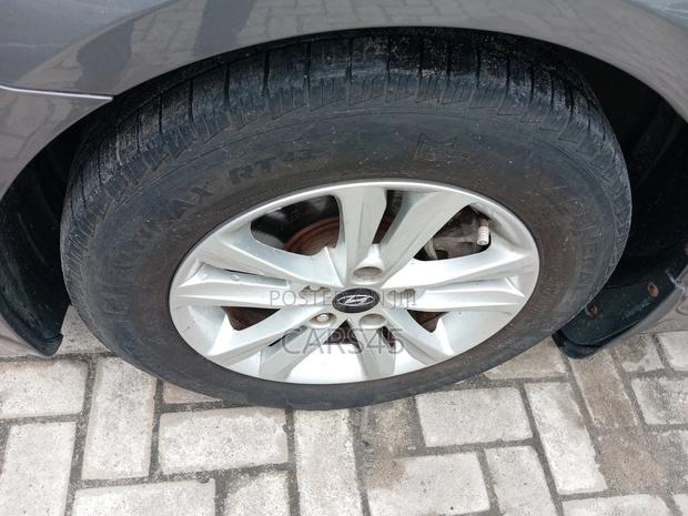 Hyundai Sonata GLS Sedan FWD (2.4L 4cyl 6A) 2011 Gray