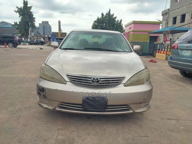 Toyota Camry 2005 Gold