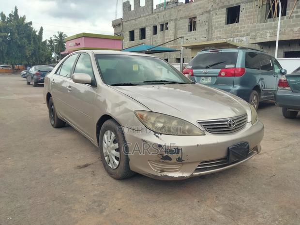 Toyota Camry 2005 Gold