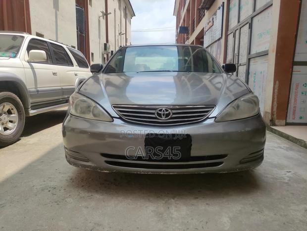 Toyota Camry LE 4dr Sedan (2.4L 4cyl 5M) 2002 Gray