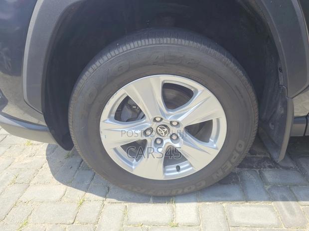 Toyota RAV4 2021 Gray