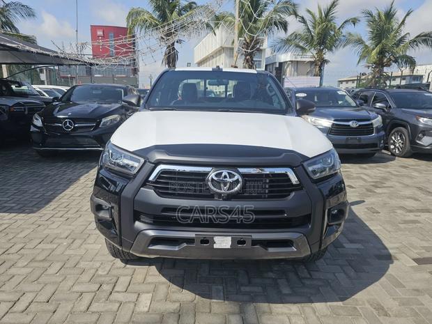 Toyota Hilux 2025 Black