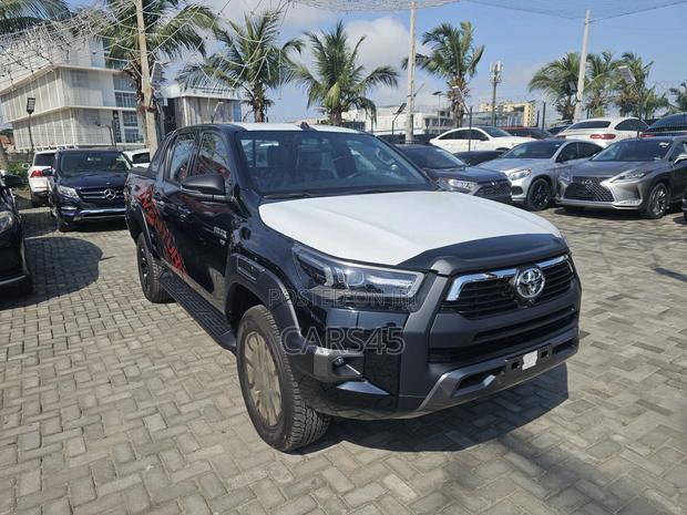 Toyota Hilux 2025 Black