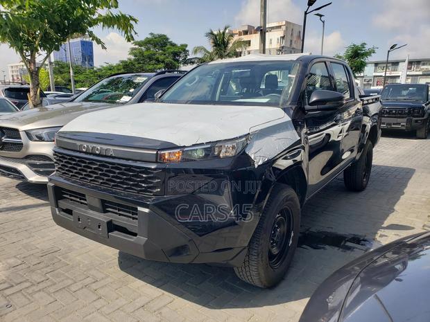 Toyota Hilux 2025 Black