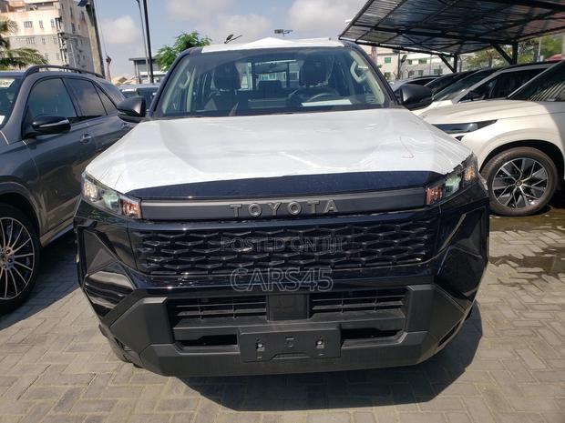 Toyota Hilux 2025 Black