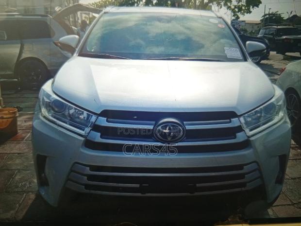 Toyota Highlander SE 4x2 V6 (3.5L 6cyl 8A) 2017 White