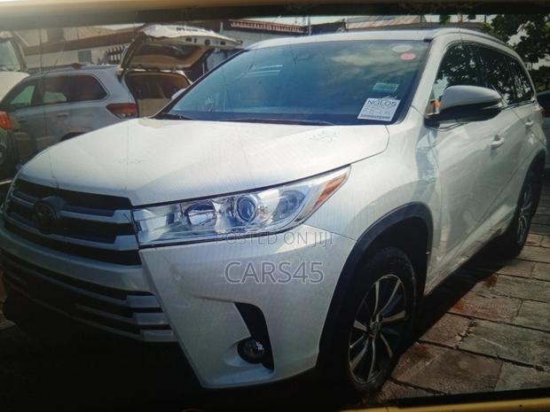 Toyota Highlander SE 4x2 V6 (3.5L 6cyl 8A) 2017 White