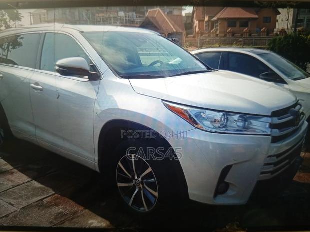 Toyota Highlander SE 4x2 V6 (3.5L 6cyl 8A) 2017 White
