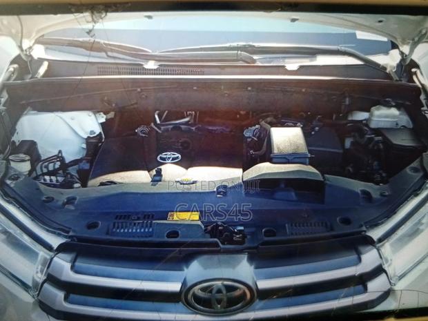 Toyota Highlander SE 4x2 V6 (3.5L 6cyl 8A) 2017 White
