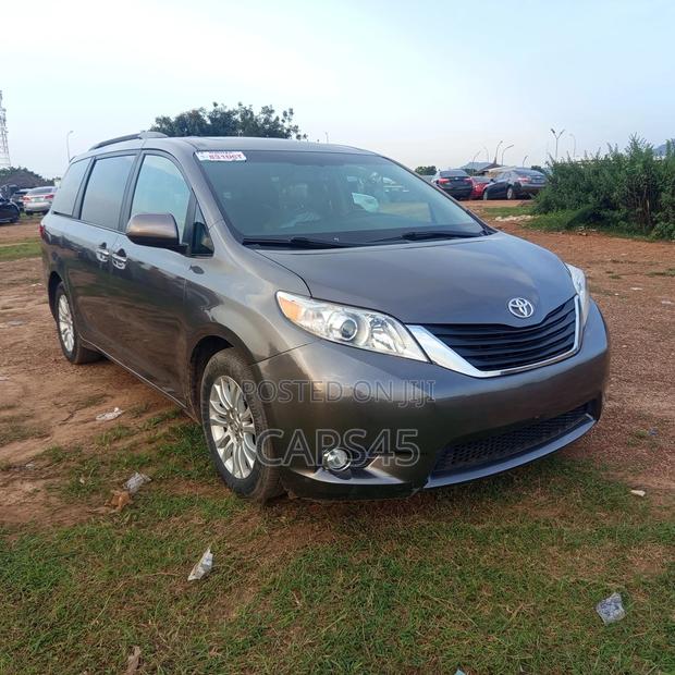 Toyota Sienna LE 7-Passenger 4dr Minivan AWD (3.5L 6cyl 6A) 2015 Gray