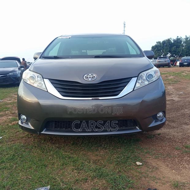 Toyota Sienna LE 7-Passenger 4dr Minivan AWD (3.5L 6cyl 6A) 2015 Gray
