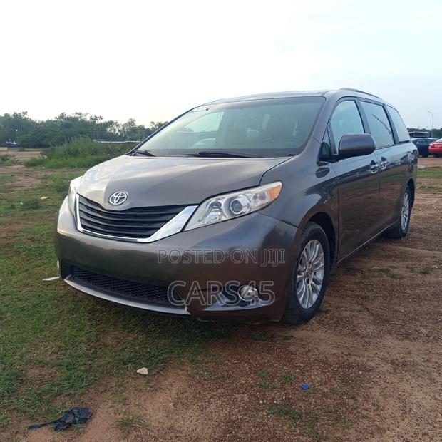 Toyota Sienna LE 7-Passenger 4dr Minivan AWD (3.5L 6cyl 6A) 2015 Gray