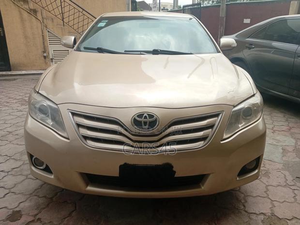 Toyota Camry 2011 Gold
