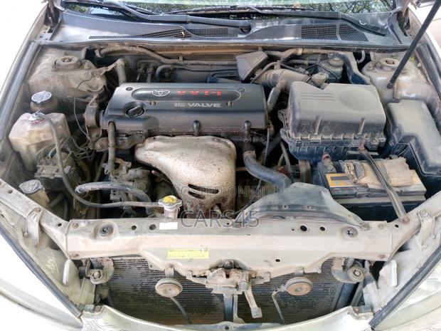 Toyota Camry 2005 Gold