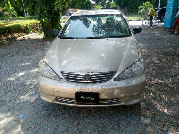 Toyota Camry 2005 Gold