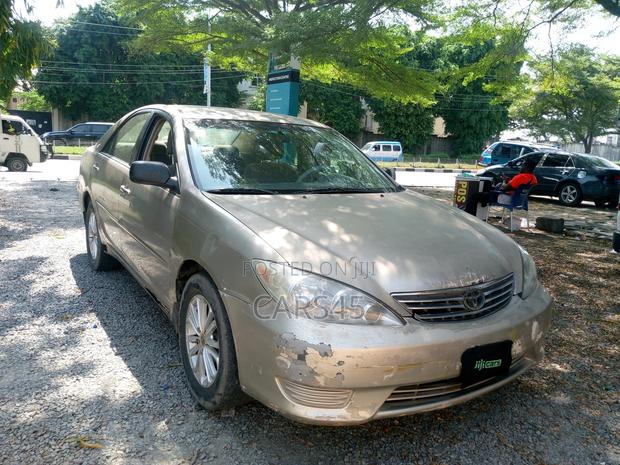 Toyota Camry 2005 Gold