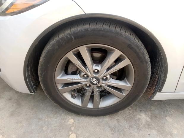 Hyundai Elantra 2017 Silver