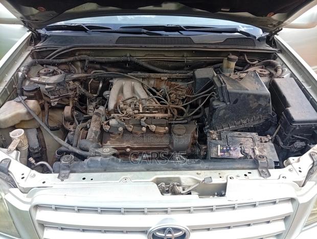 Toyota Highlander 2004 Beige