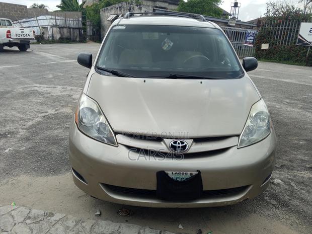 Toyota Sienna CE 2009 Gold