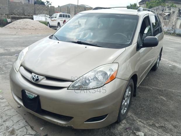 Toyota Sienna CE 2009 Gold