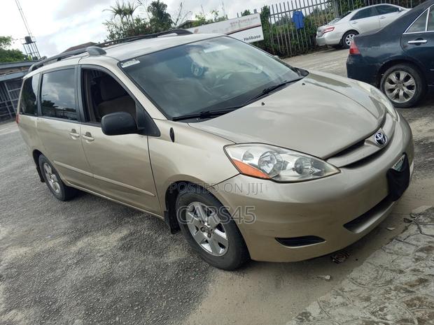 Toyota Sienna CE 2009 Gold