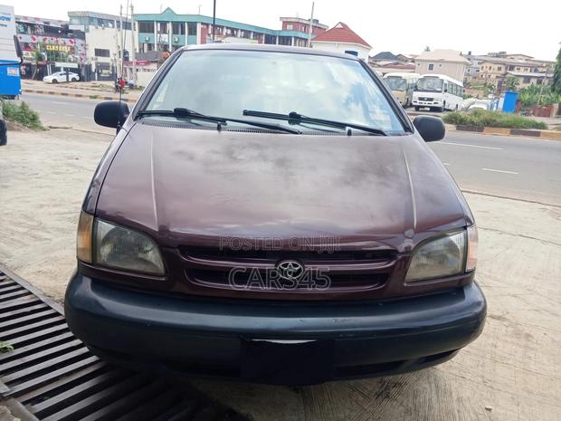 Toyota Sienna 2000 Brown