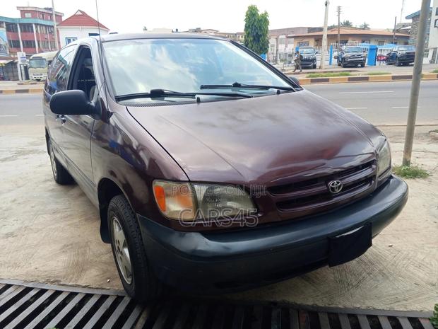 Toyota Sienna 2000 Brown