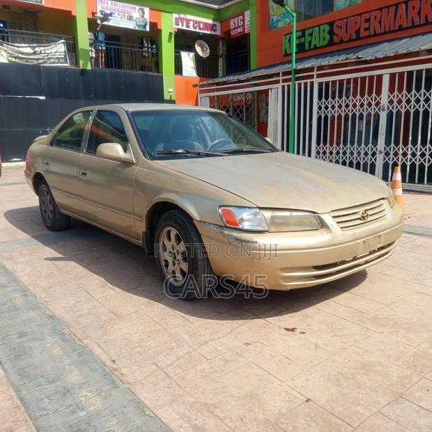 Toyota Camry 2000 Gold