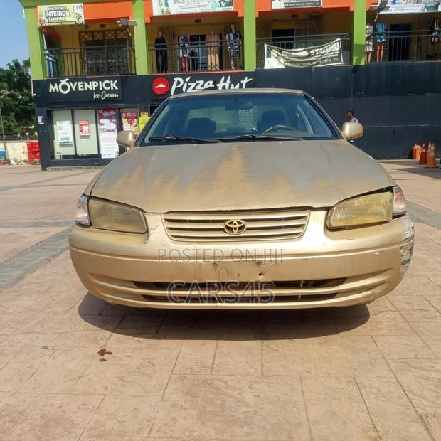 Toyota Camry 2000 Gold