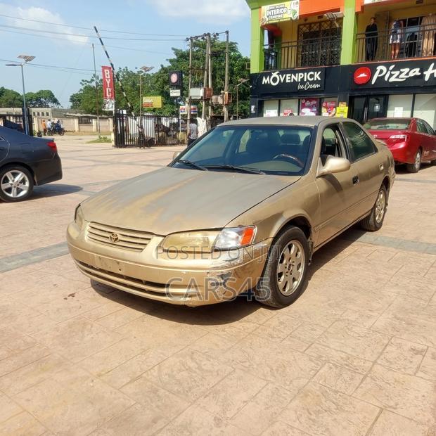 Toyota Camry 2000 Gold