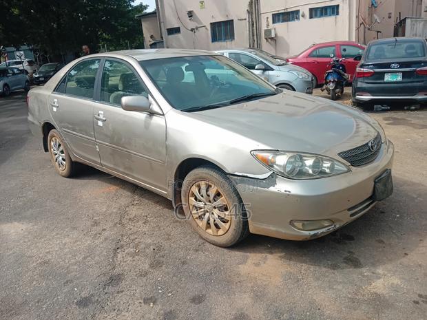Toyota Camry 2004 Gold