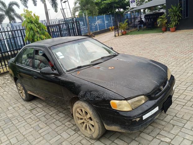 Toyota Corolla 2000 Black