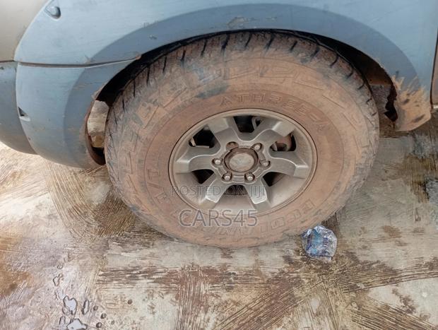 Nissan Frontier 2002 Gray