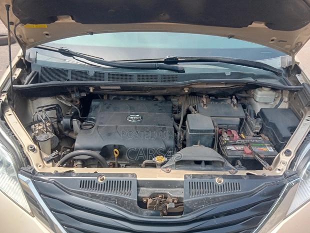 Toyota Sienna 2011 Gold