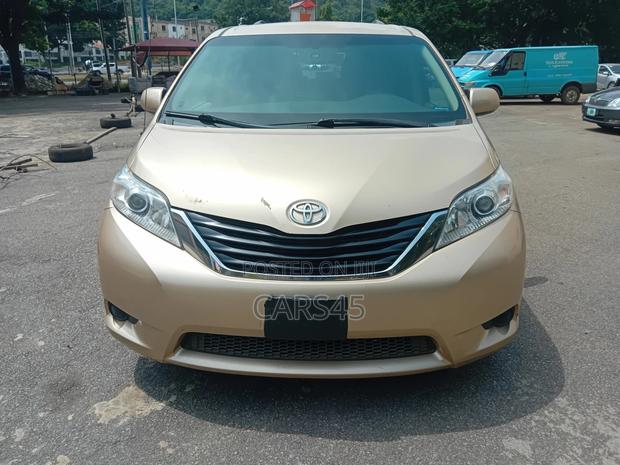Toyota Sienna 2011 Gold
