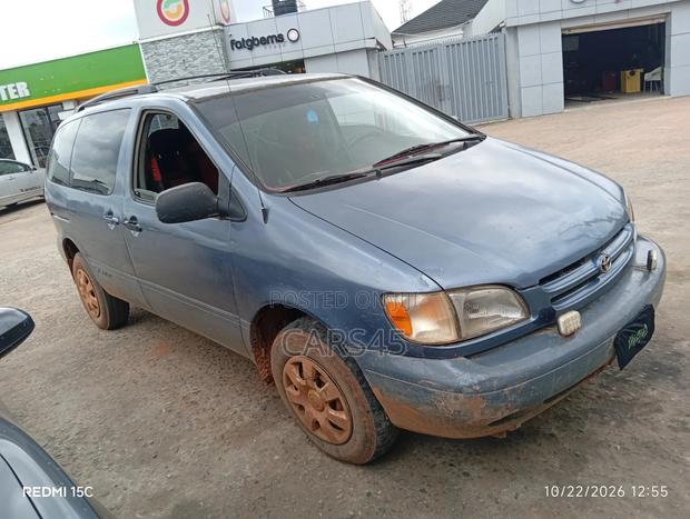 Toyota Sienna 1999 Blue