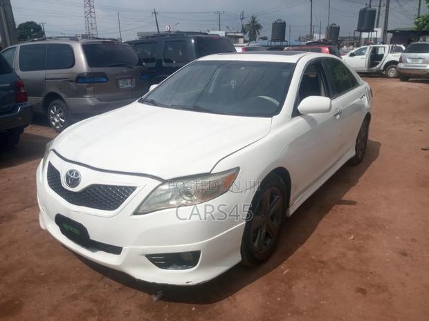 Toyota Camry Base 4dr Sedan (2.5L 4cyl 6M) 2011 White