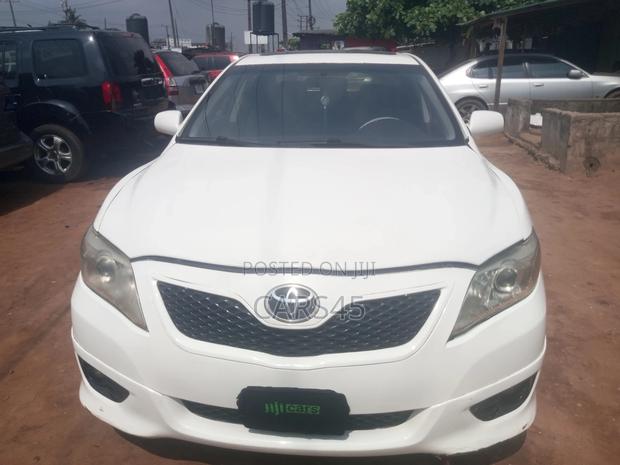 Toyota Camry Base 4dr Sedan (2.5L 4cyl 6M) 2011 White