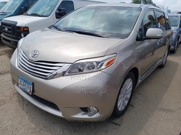Toyota Sienna 2015 Gold