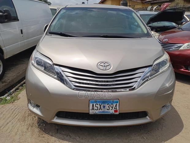 Toyota Sienna 2015 Gold