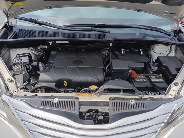 Toyota Sienna 2015 Gold