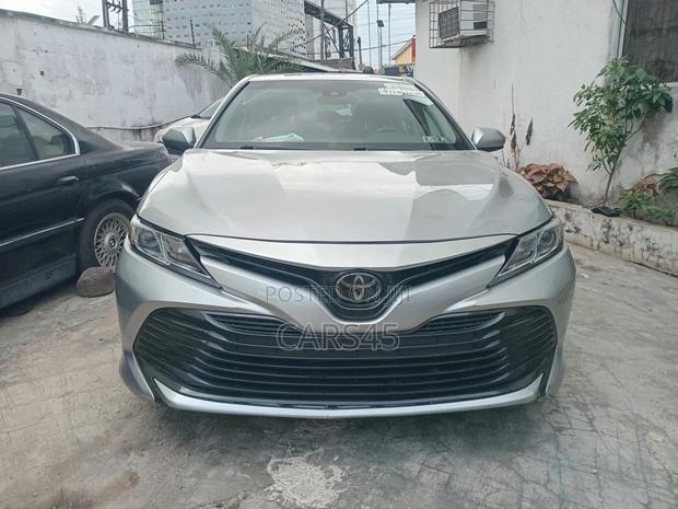 Toyota Camry 2018 Silver