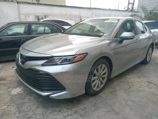 Toyota Camry 2018 Silver