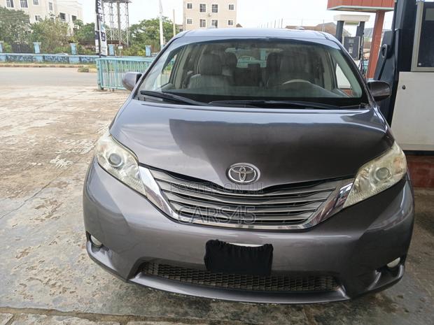 Toyota Sienna 2011 Gray