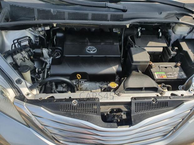 Toyota Sienna 2011 Blue